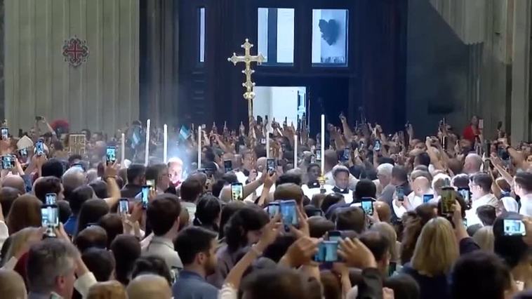 El papa oficia su primera misa desde que la fiebre le obligó a cancelar su agenda