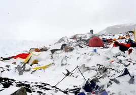 El Everest, 70 años después del primer ascenso a la cima: «Es un auténtico vertedero»
