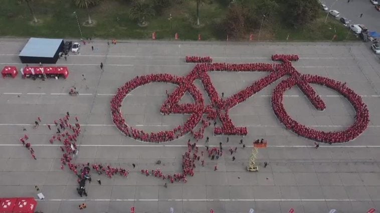 Chile logra el récord Guinness al formar la bicicleta humana más grande del mundo