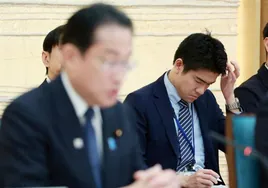El primer ministro de Japón 'despide' a su hijo asesor por «fotos inapropiadas» en la residencia oficial