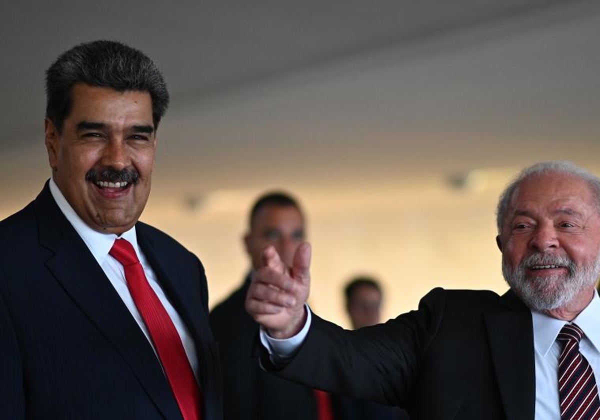 El presidente de Brasil, Luiz Inácio Lula da Silva (der.), habla con el presidente de Venezuela, Nicolás Maduro