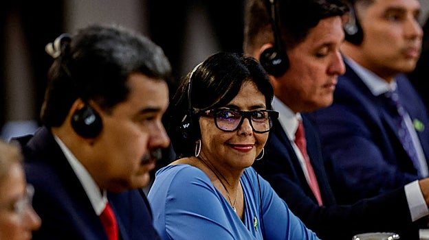 La vicepresidenta de Venezuela, Delcy Rodríguez, y el presidente Nicolás Maduro en Brasilia, antes de una cumbre con presidentes de América del Sur para discutir el relanzamiento del bloque de cooperación regional UNASUR