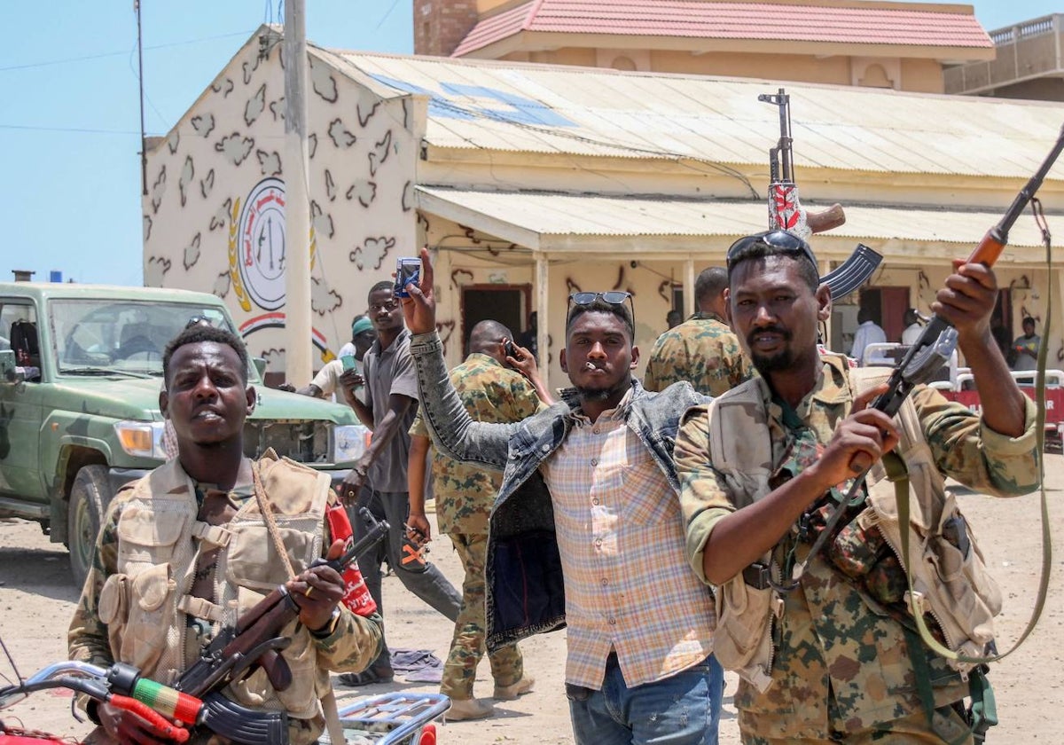 Soldados del ejército sudanés posando para una fotografía en la base de las Fuerzas de Apoyo Rápido en la ciudad de Puerto Sudán, en el Mar Rojo, el 16 de abril de 2023