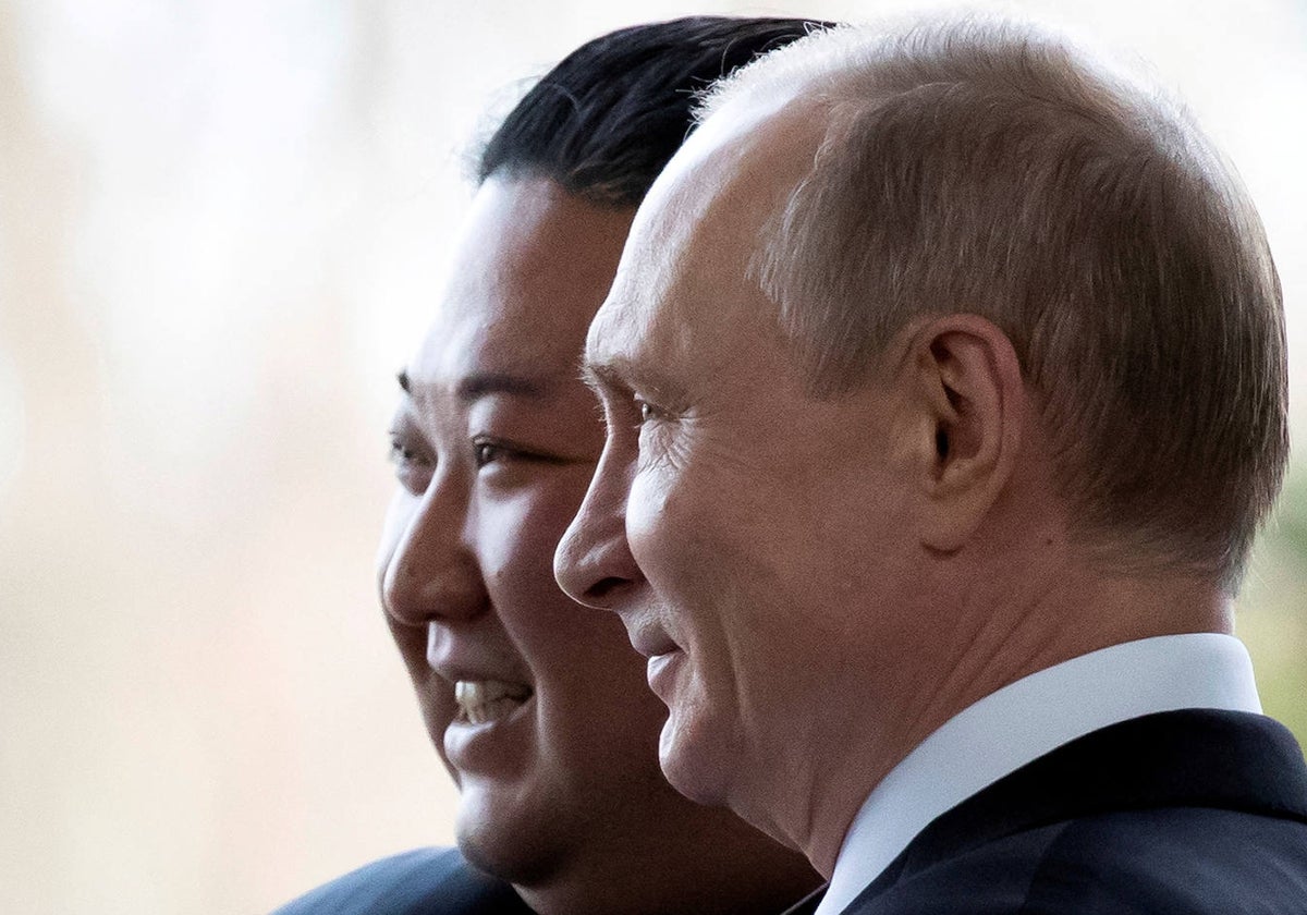 El presidente ruso, Vladimir Putin, y el líder de Corea del Norte, Kim Jong Un, durante una reunión en Vladivostok, Rusia, en 2022