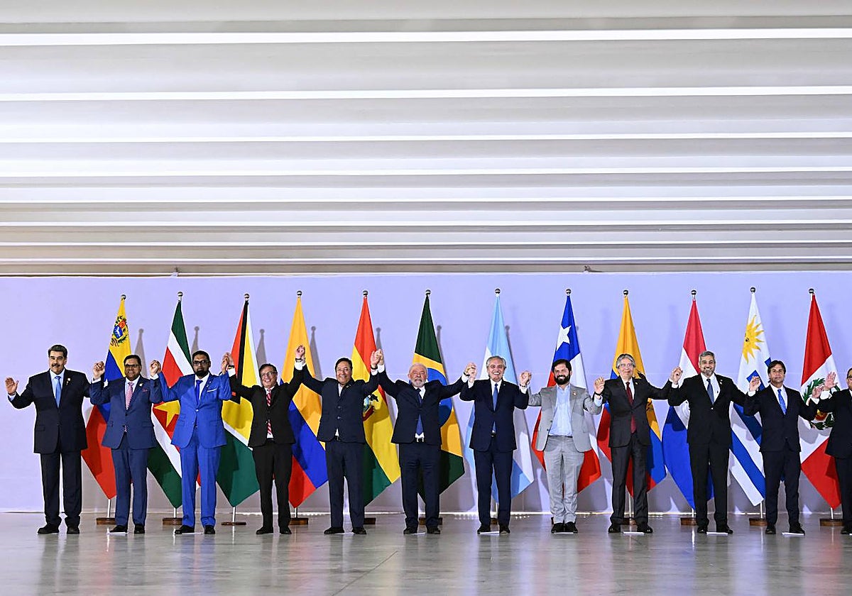 Lula da Silva llamó este martes en Brasilia a superar las divisiones «ideológicas» y recomponer el diálogo entre los países de Suramérica, en la primera reunión de mandatarios del continente en casi una década