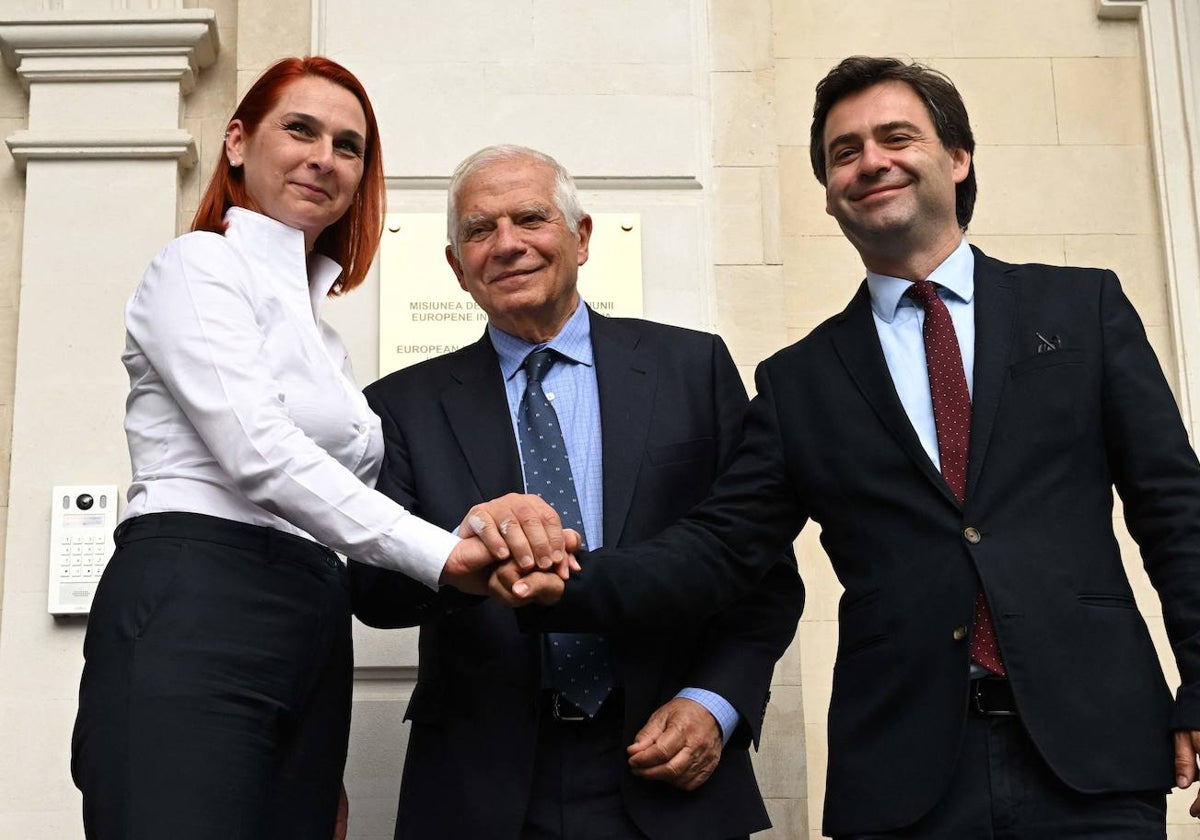 El Alto Representante de la Unión Europea para Asuntos Exteriores y Política de Seguridad, Josep Borrell(C), el Viceprimer Ministro y Ministro de Asuntos Exteriores de Moldavia, Nicu Popescu (R) y la Ministra del Interior, Ana Revenco (R) se dan la mano durante la ceremonia de inauguración del nuevo Misión de Asociación de la Unión Europea en Moldavia en Chisinau