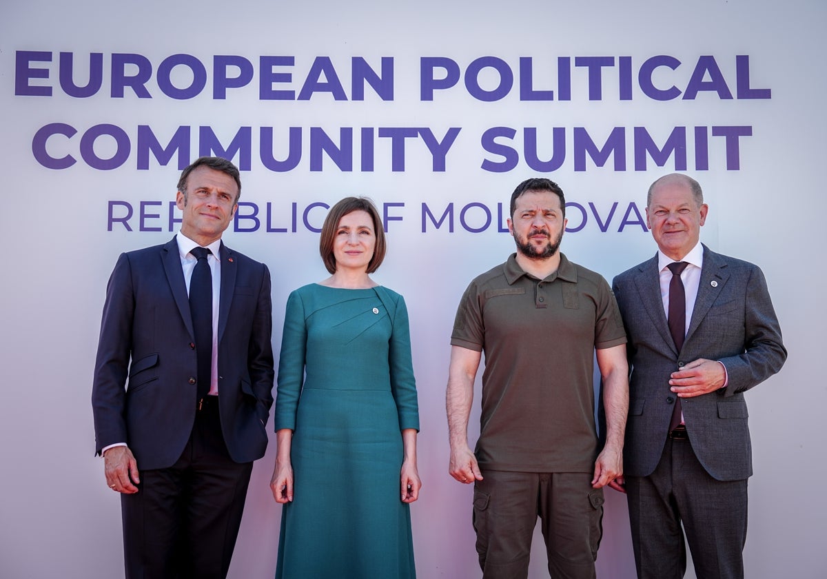 El presidente francés, Emmanuel Macron (a la izquierda); la presidenta de Moldavia, Maia Sandu; el presidente de Ucrania, Volodímir Zelenski; y el canciller alemán, Olaf Scholz, asisten a la cumbre de la Comunidad Política Europea (GPE) en Bulboaca