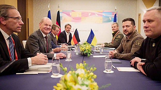 El presidente de Ucrania, Zelenski, reunido con el canciller alemán, Scholz, al margen de la Cumbre de Líderes del G7 en Hiroshima