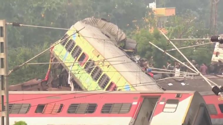 Un brutal choque de dos trenes de pasajeros en la India causa más de 200 muertos