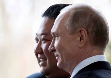 El presidente ruso, Vladimir Putin, y el líder de Corea del Norte, Kim Jong Un, durante una reunión en Vladivostok, Rusia, en 2022