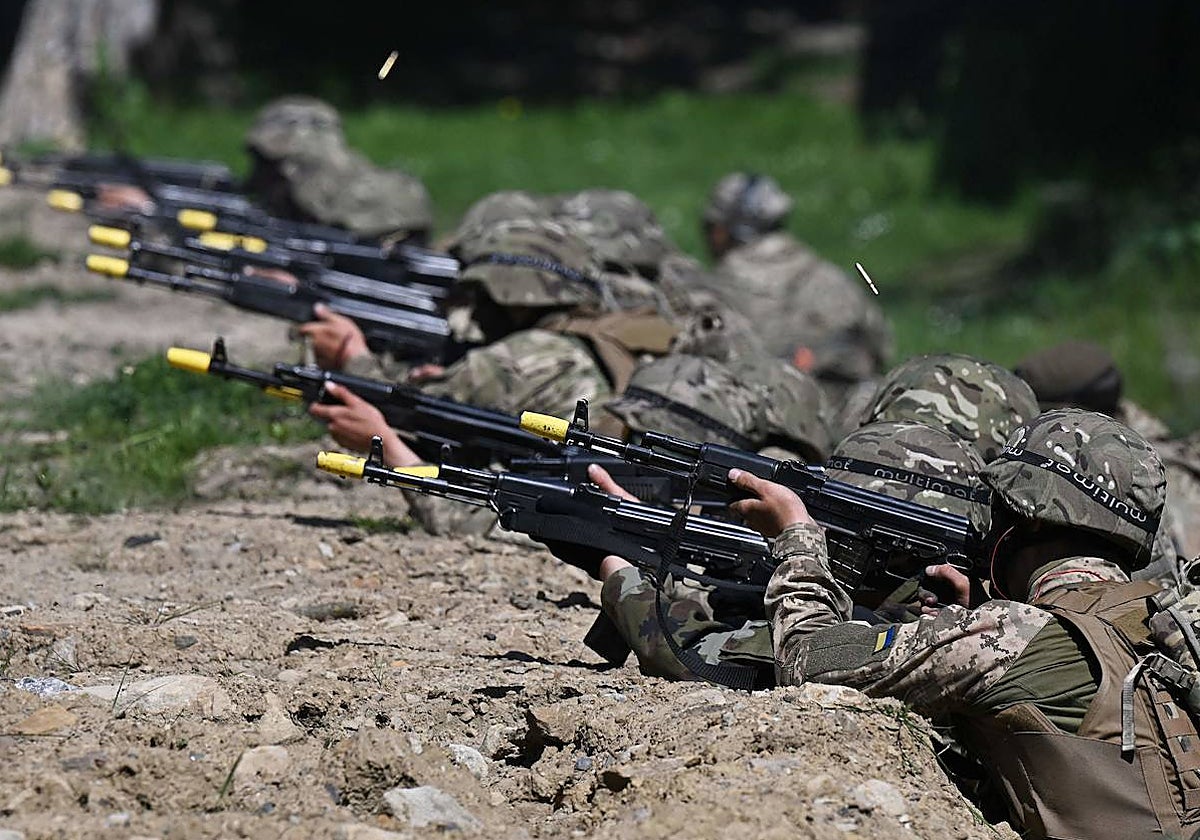 Un grupo de soldados ucranianos participa en ejercicios militares en el Reino Unido