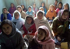 Decenas de niñas afganas sufren un envenenamiento en  escuelas de primaria