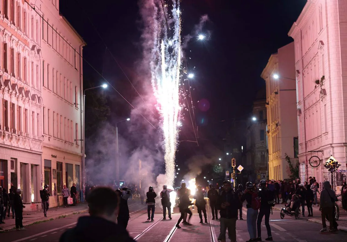 Disturbios en las calles de Leizpig, donde la Policía tuvo que contener a los manifestantes
