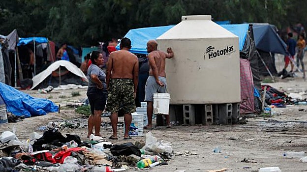 El agua potable y los víveres son artículos de lujo. La espera se hace interminable para los desplazados