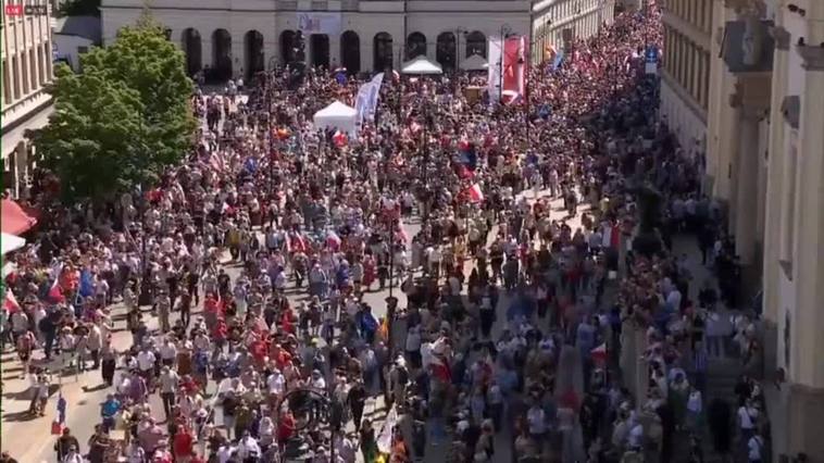 Multitudinaria manifestación contra el gobierno polaco