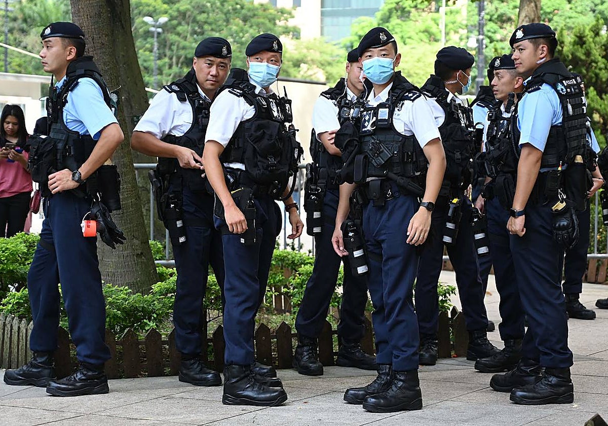 Un grupo de policías chinos vigilan los alrededores del lugar donde se conmemora la matanza de Tiananmen