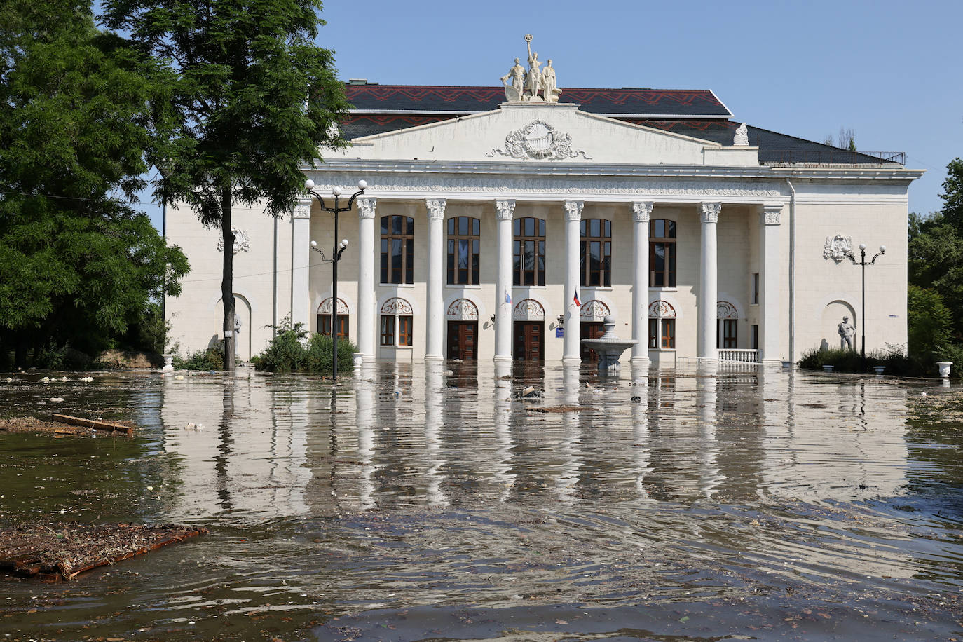 Las inundaciones provocadas por la detrucción de la represa han afectado la Casa de la Cultura, en Nova Kakhovka  