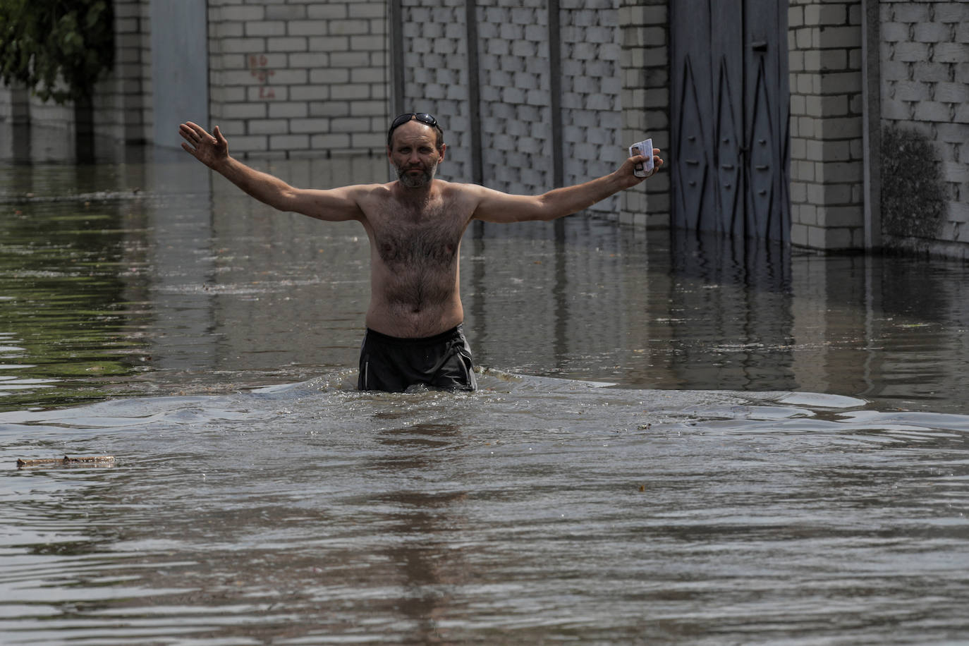 Un hombre camina por una calle inundada 