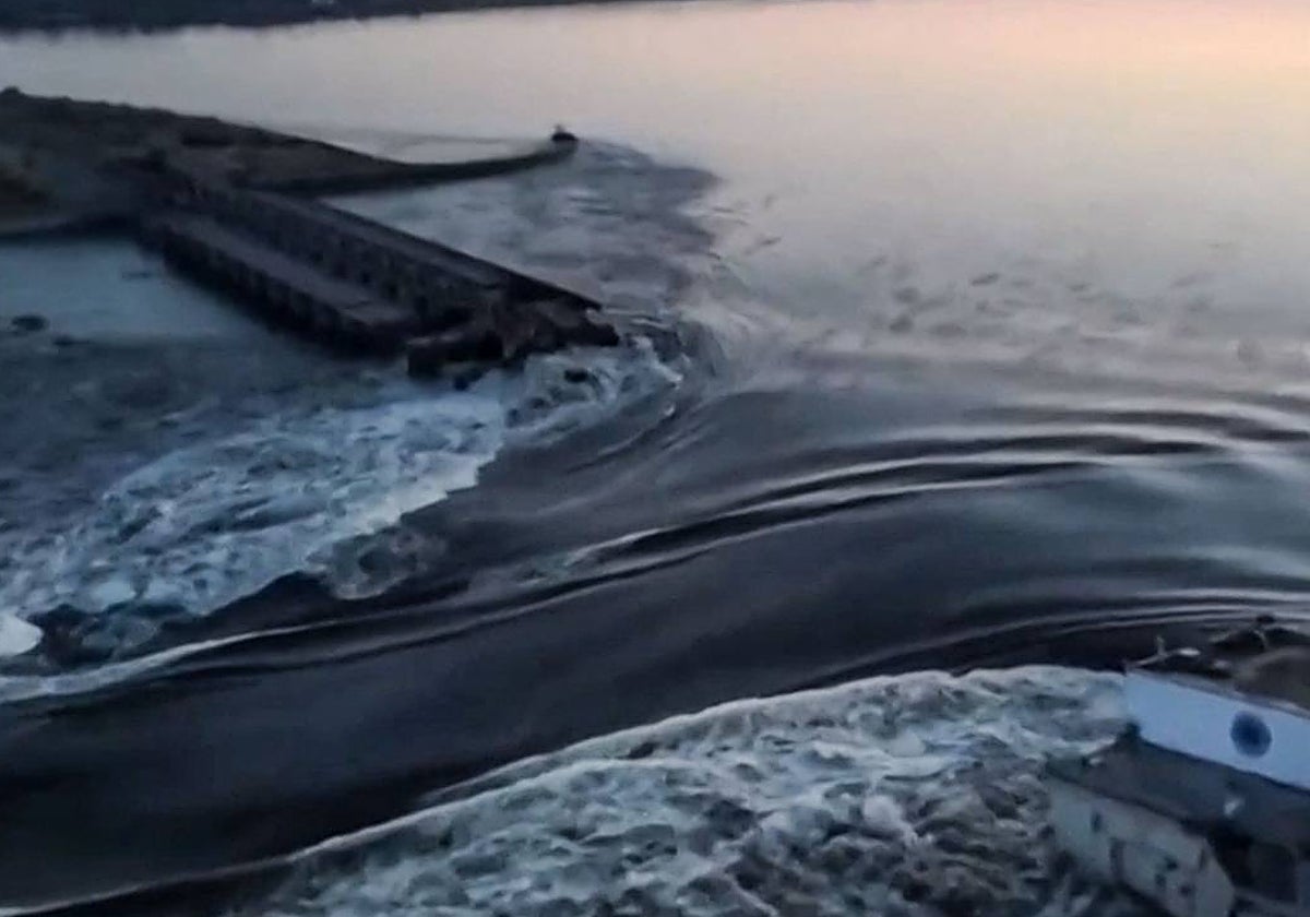 La voladura de una presa en Ucrania sumerge 80 poblaciones y obliga a evacuar a más de 17.000 personas