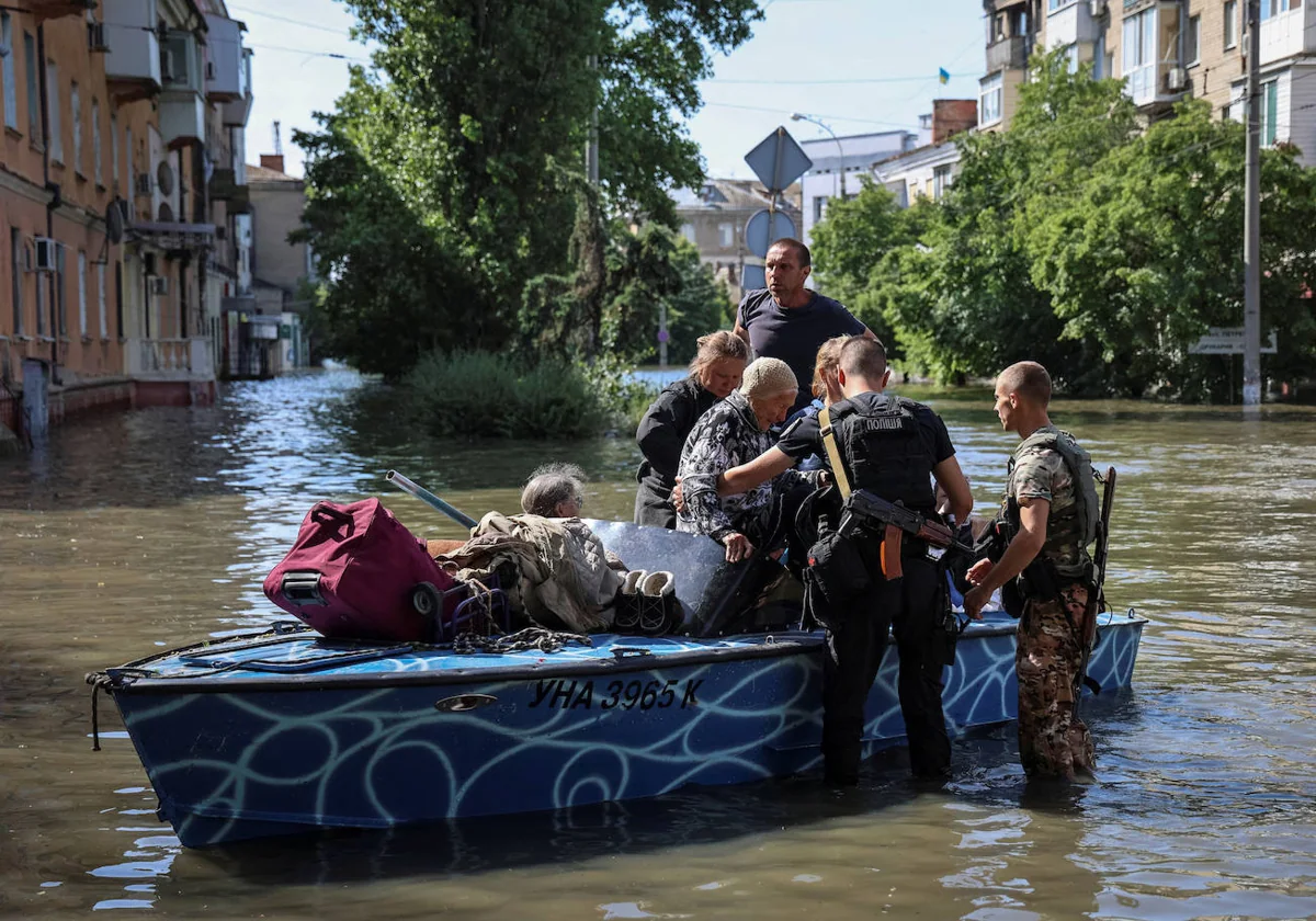 Ucrania teme la magnitud de los efectos de la ruptura de la presa Kajovka:  40.000 afectados, 25.000 evacuados, desaparecidos...