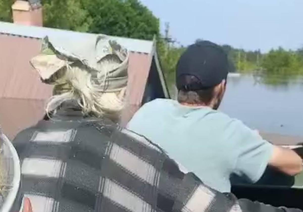 Varias personas en una lancha tras la destrucción de la presa de Jersón