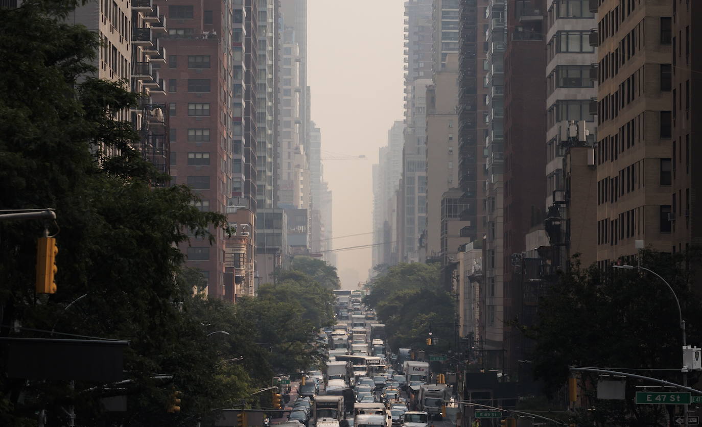 Vista hacia el norte de la Tercera Avenida mientras el humo de los incendios forestales que arden en Canadá