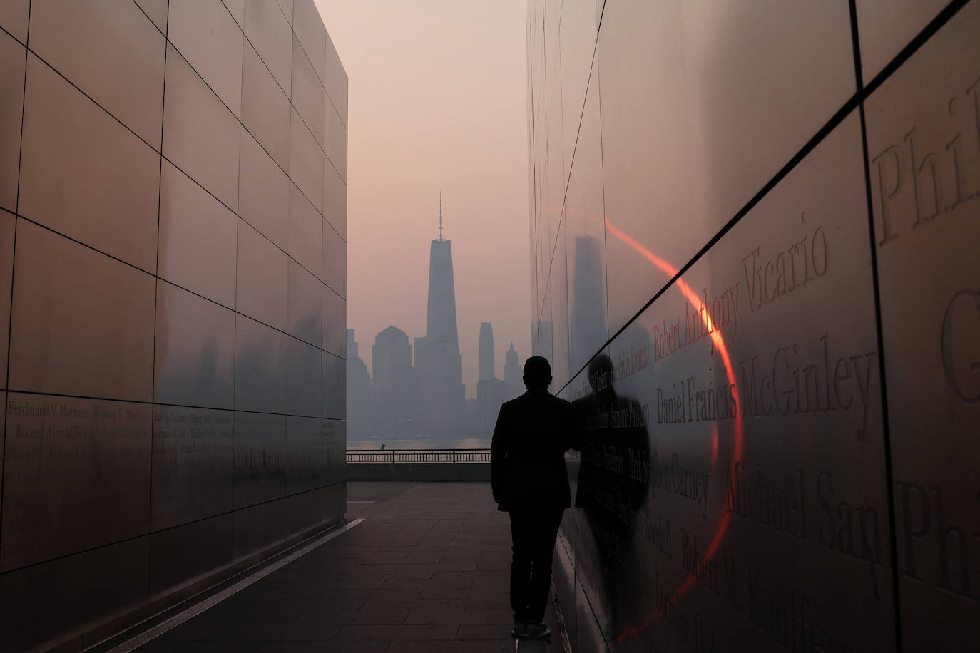 Un hombre en el monumento conmemorativo Empty Sky 911