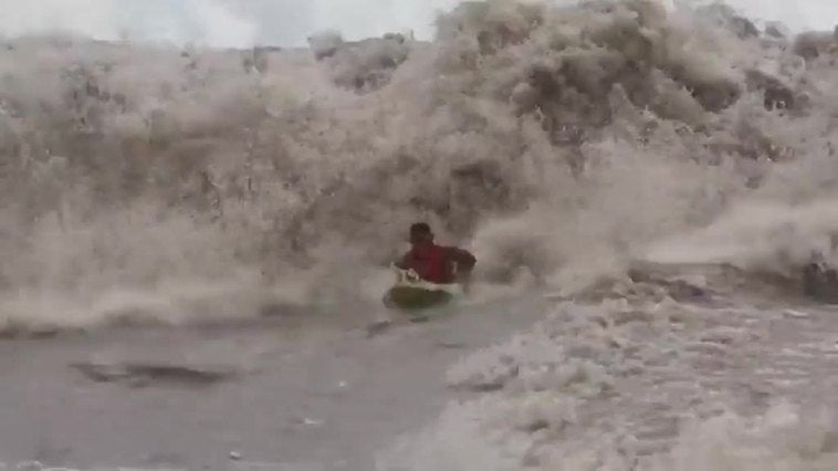 Surfear la pororoca, una aventura inigualable