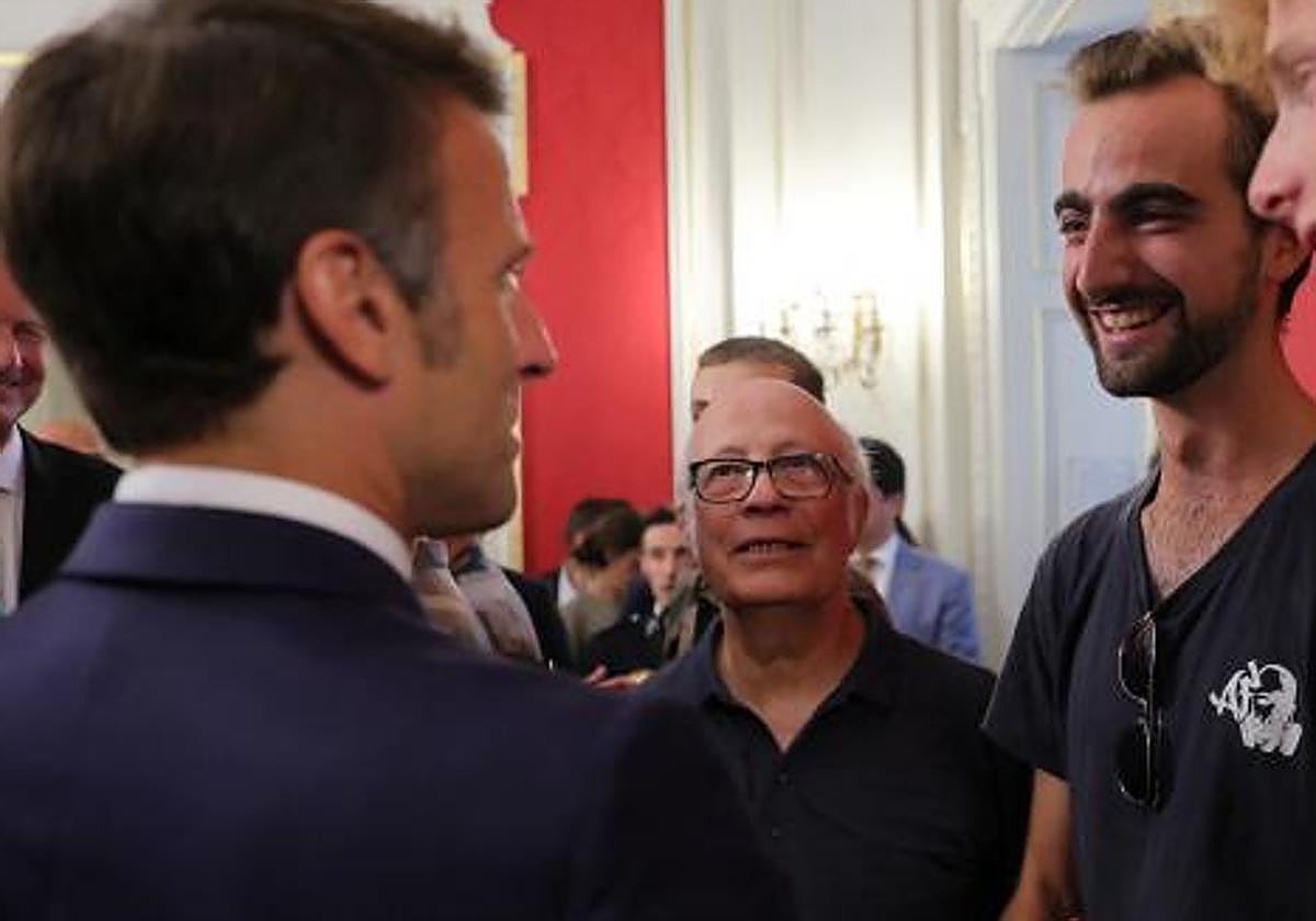 Henri (a la derecha de la imagen) charla con Macron este viernes