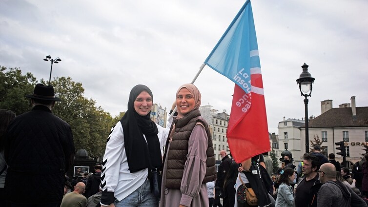 Mélenchon y la extrema izquierda populista francesa apoyan el uso del manto islámico
