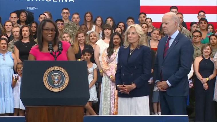 Biden firma una orden ejecutiva de ayuda a cónyuges y familias de militares