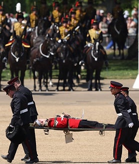 Imagen secundaria 2 - Varios guardias reales se desmayan 