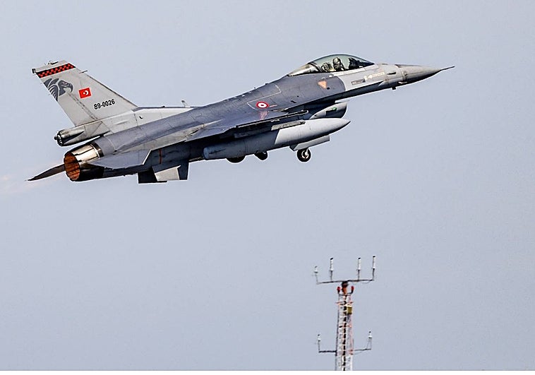 Un avión de combate F-16 de la Fuerza Aérea Turca despega en el ejercicio Air Defender 2023 en el aeropuerto militar de Jagel, en el norte de Alemania,