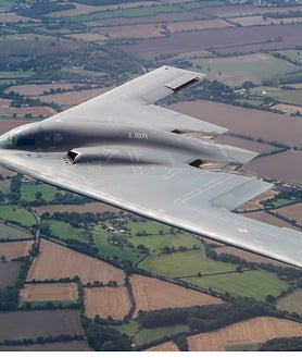Imagen secundaria 2 - Decenas de personas han acudido a ver las maniobras cerca de Kyritz, Brandeburgo, Alemania. Arriba, un F/A 18 Hornet. A la derecha, un F-35