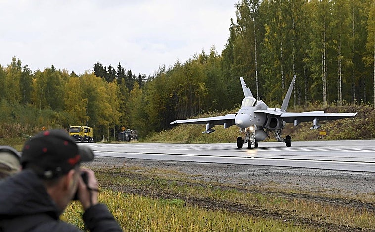 Imagen principal - Decenas de personas han acudido a ver las maniobras cerca de Kyritz, Brandeburgo, Alemania. Arriba, un F/A 18 Hornet. A la derecha, un F-35