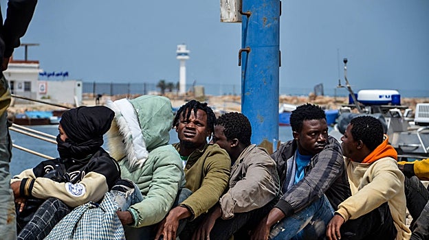 Migrantes subsaharianos interceptados por la Guardia Nacional Naval de Túnez en el Mediterráneo esperan en el puerto