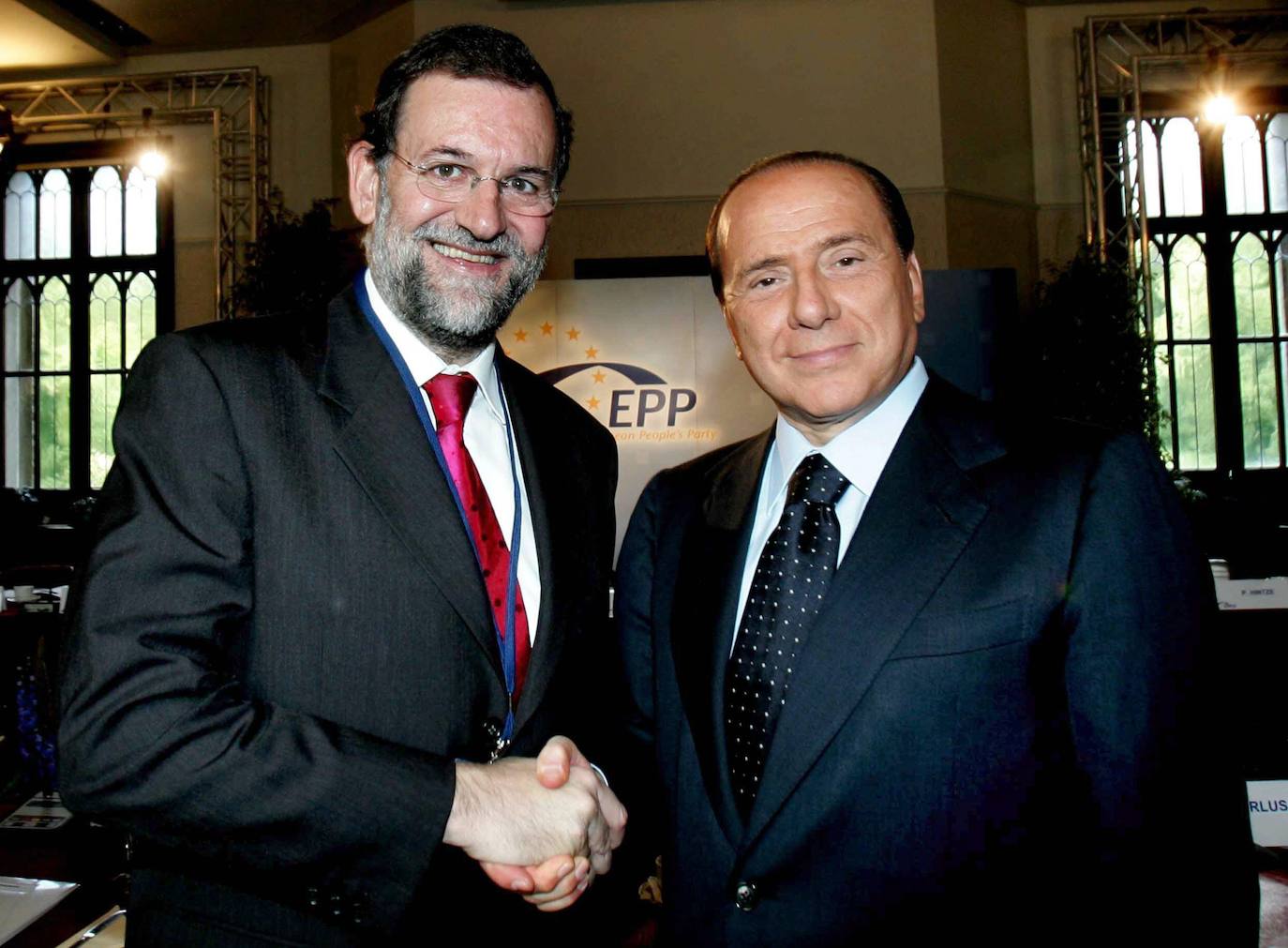 Silvio Berlusconi y Mariano Rajoy durante una de las reuniones del Partido Popular Europeo en Berlín