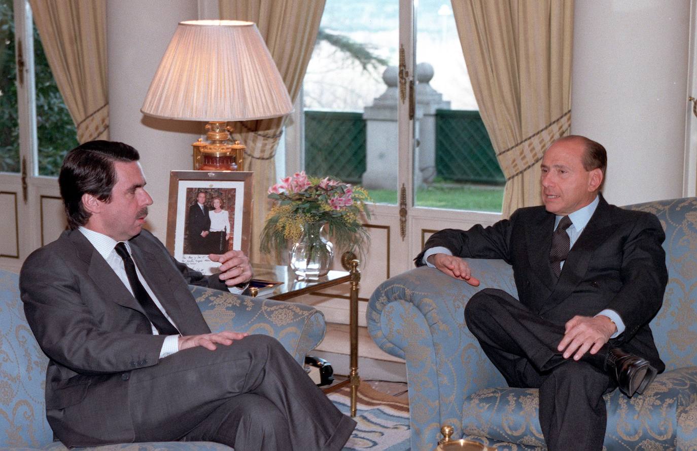 José María Aznar converssa con Silvio Berlusconi