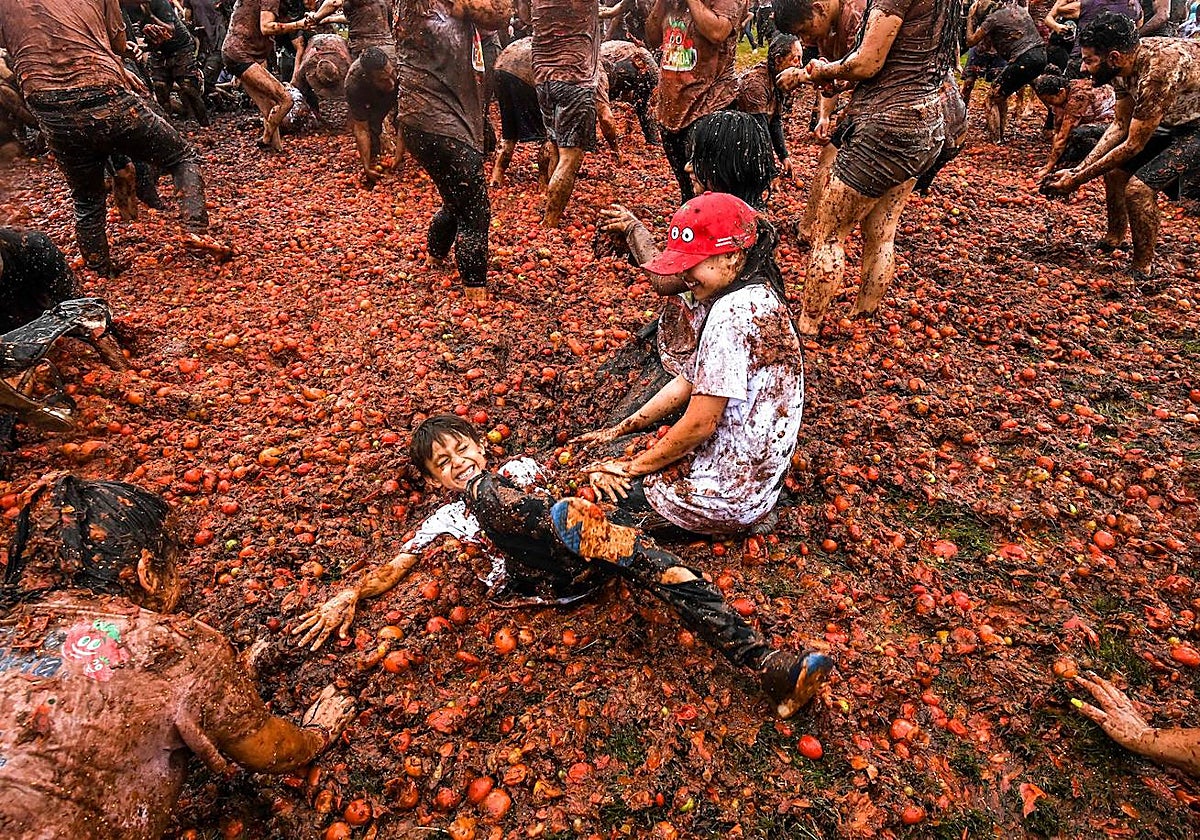 Los niños del Departamento de Boyacá se divierten en el Festival de la Tomatina