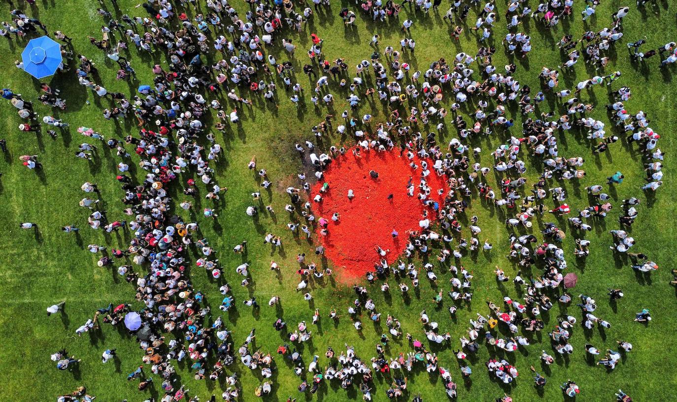 Vista aérea de las personas que participan en el décimo Festival de Lucha del Tomate, conocido como «Tomatina», en Sutamarchan, Departamento de Boyacá, Colombia, el 11 de junio de 2023