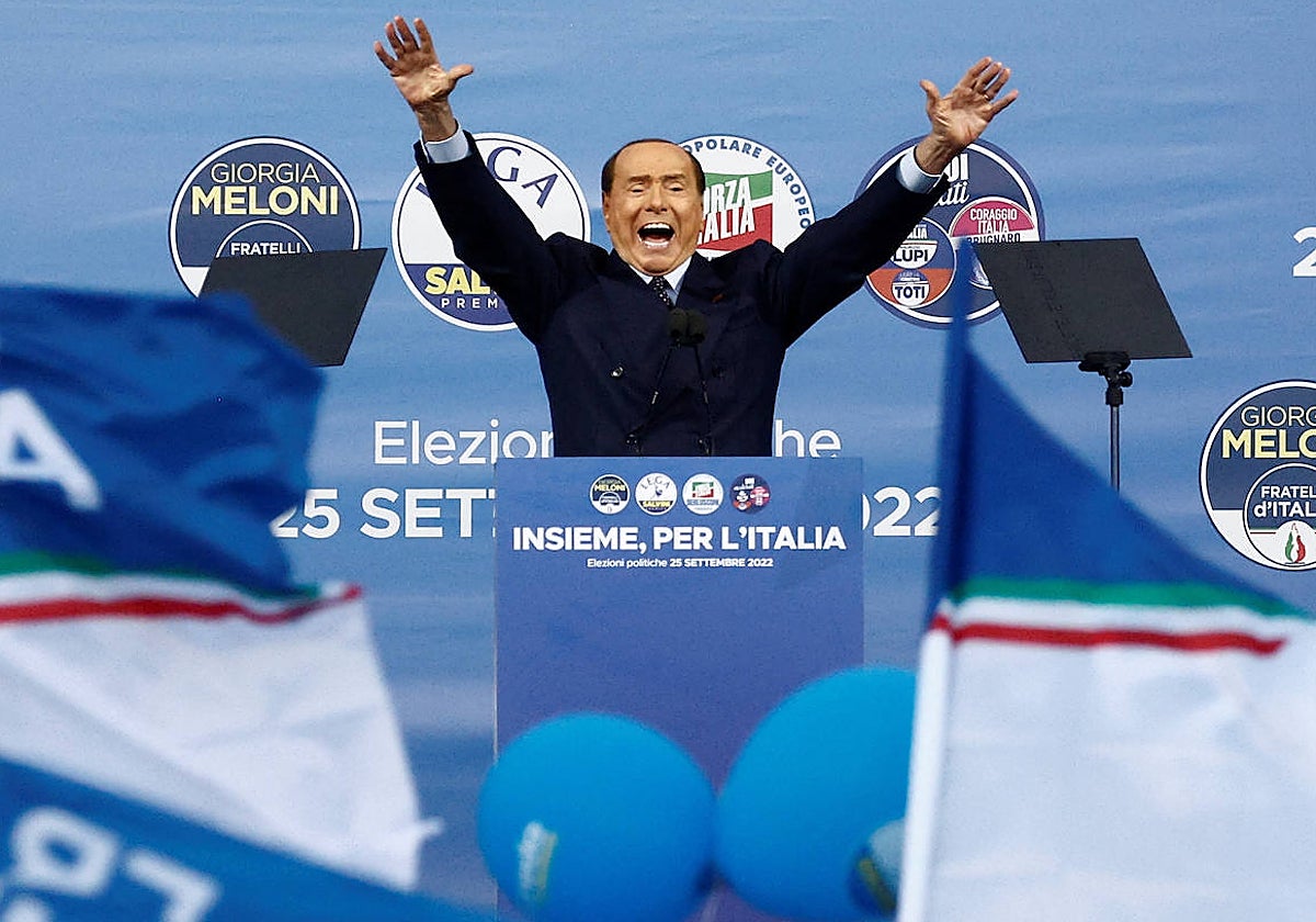 Silvio Berlusconi durante el evento de clausura de la campaña electoral  antes de las elecciones generales de 2022