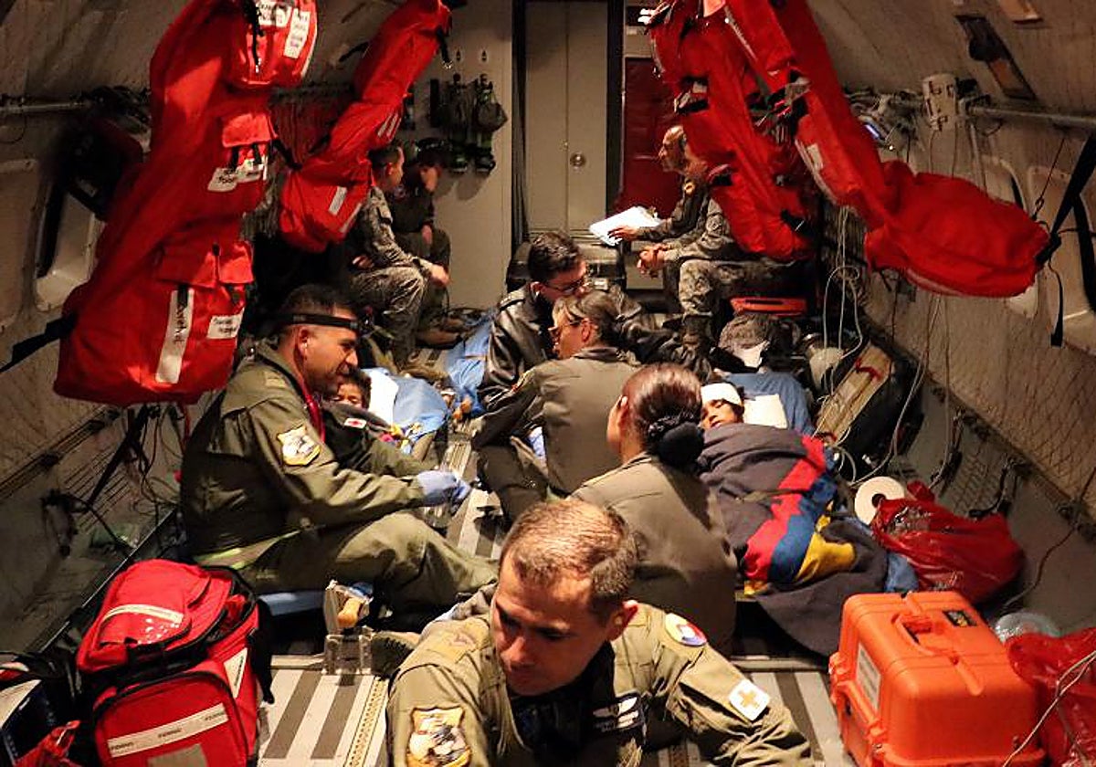 Fotografía cedida por las Fuerzas Militares de Colombia en la que se ven dos de los niños indígenas rescatados durante su traslado
