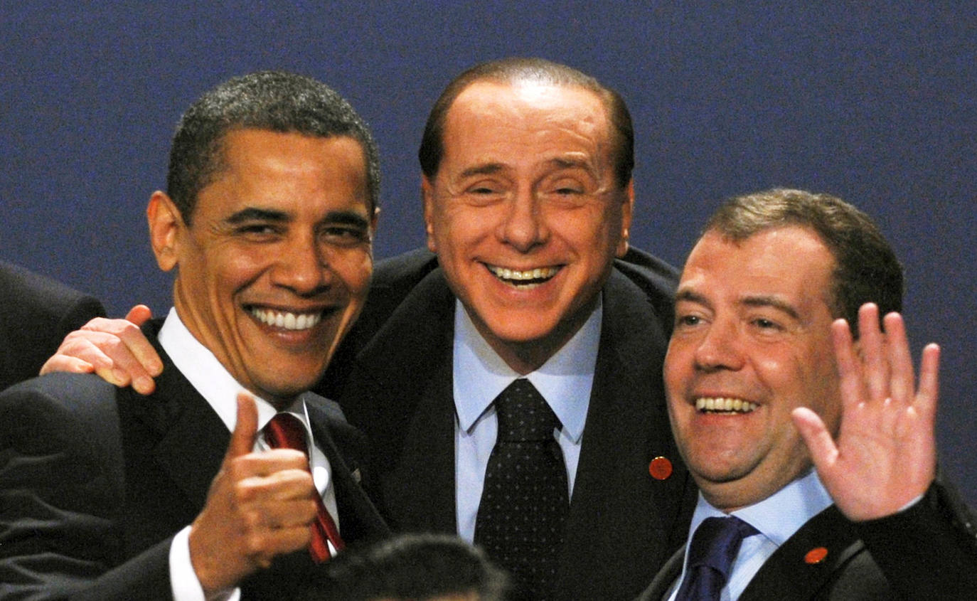 Barack Obama, con Silvio Berlusconi, y el expresidente de Rusia, Dmitry Medvedev, posan para una fotografía familiar en la cumbre del G20, en 2009