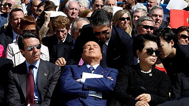 El ex primer ministro italiano es fotografiado mientras un traductor repite los comentarios del ex presidente estadounidense George W. Bush  en la ceremonia de inauguración del Centro Presidencial George W. Bush en Dallas, Texas, en 2013