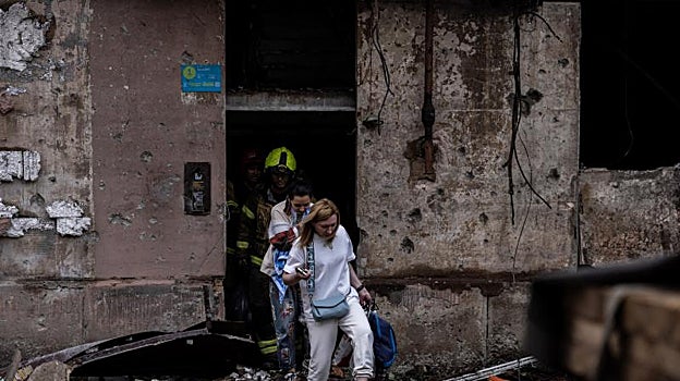 La población de Krivoi Roig evacuando sus hogares tras los nuevos ataques