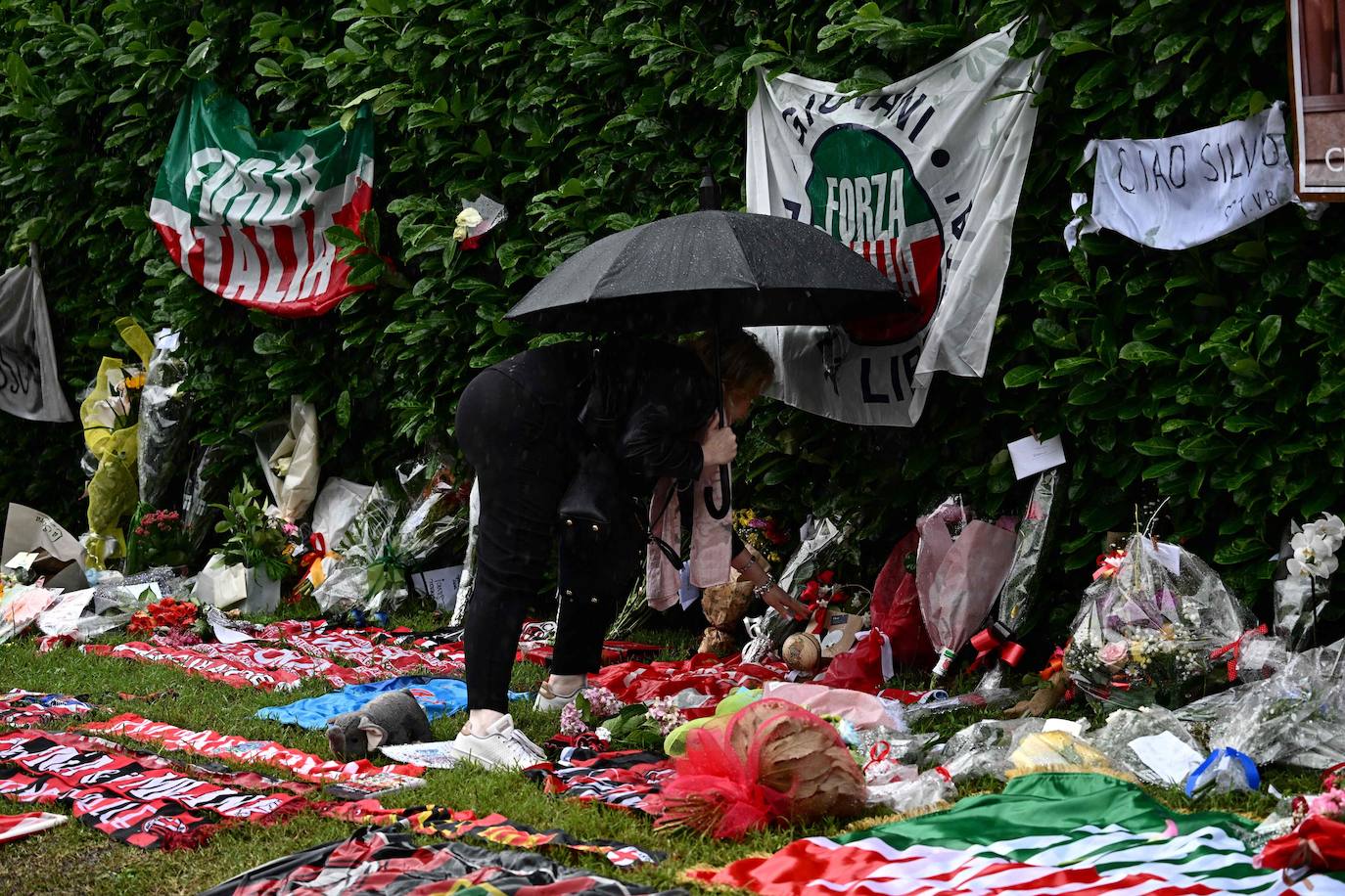 Seguidores de Forza Italia y Milán depositan recuerdos, banderas y flores en honor a Berlusconi