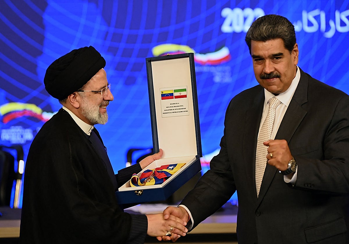 El presidente iraní, Ebrahim Raisi (i), recibe una condecoración conmemorativa de manos del presidente venezolano, Nicolás Maduro, tras una declaración conjunta a la prensa en el Palacio Presidencial de Miraflores, en Caracas
