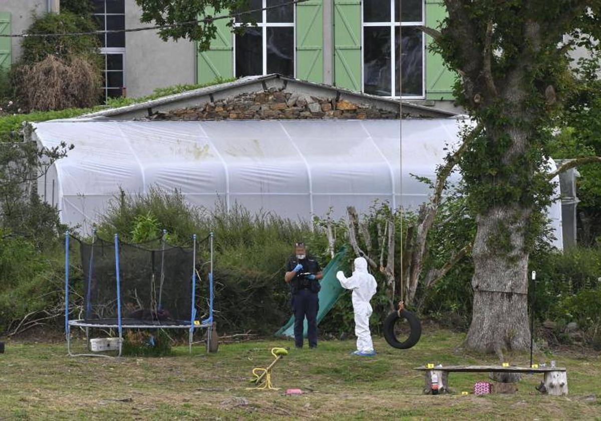 La policía forense en la escena del crimen después de que Solaine Thornton fuera asesinada a tiros en su jardín en Saint-Herbot