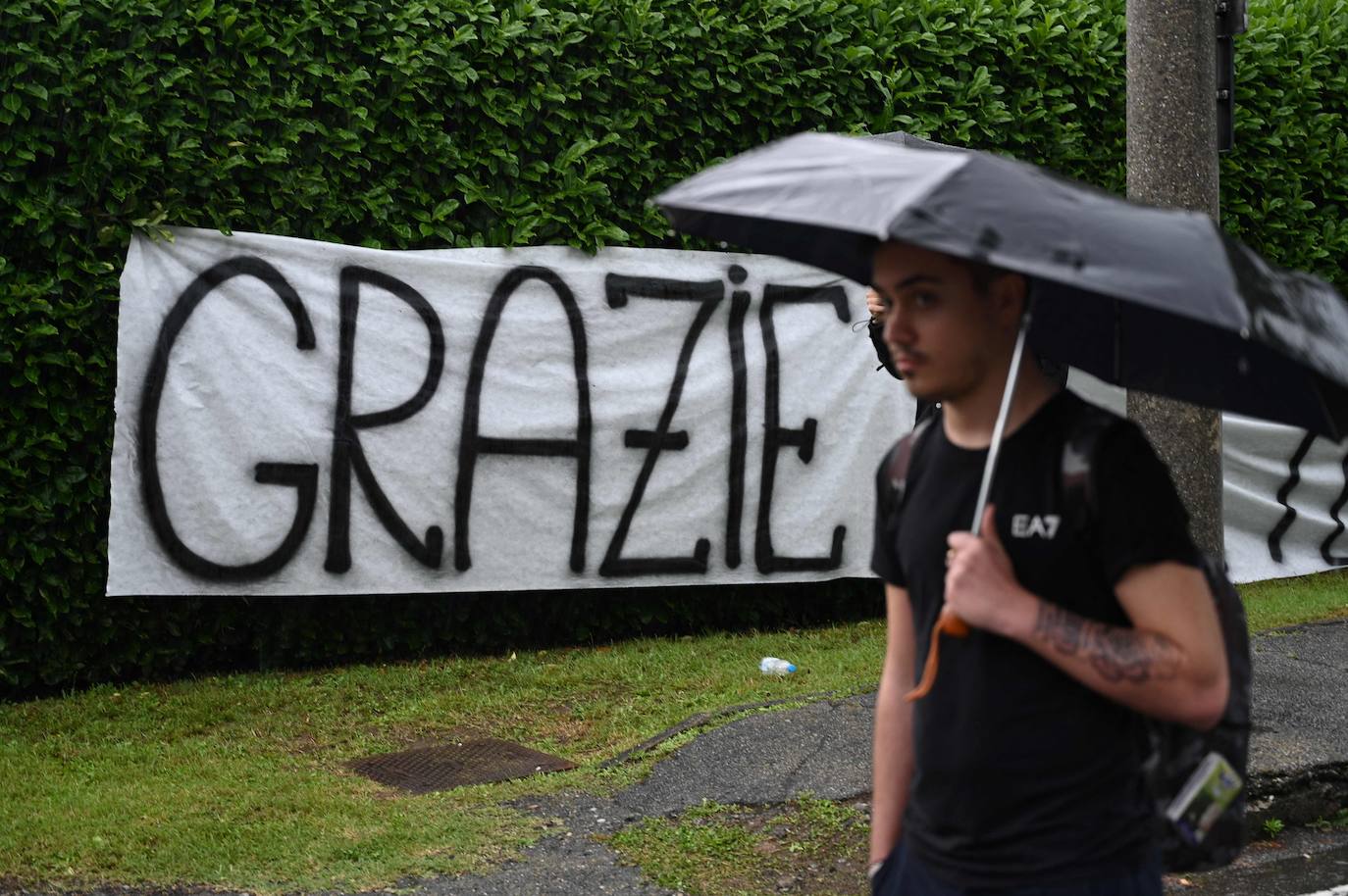 'Grazie' (Gracias) se lee en una pancarta puesta a las afueras de la villa di Arcore, donde se ha puesto la capilla ardiente de Berlusconi