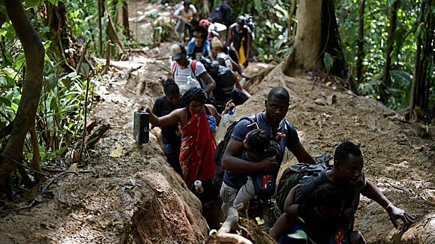 Tratando de llegar a EE.UU., migrantes haitianos cruzan la selva del  Darién
